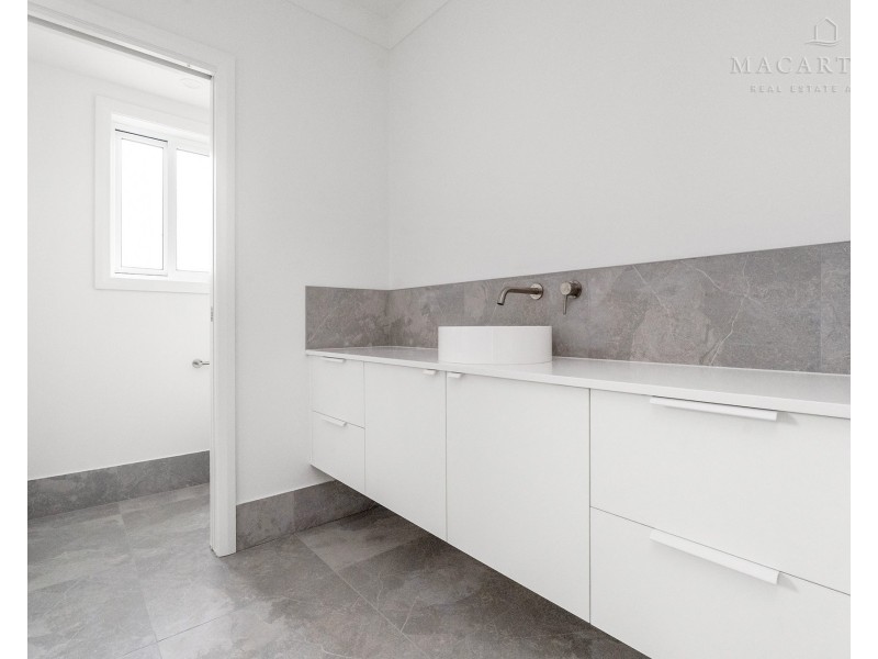 13 Lawrence Avenue, Gobbagombalin NSW 2650