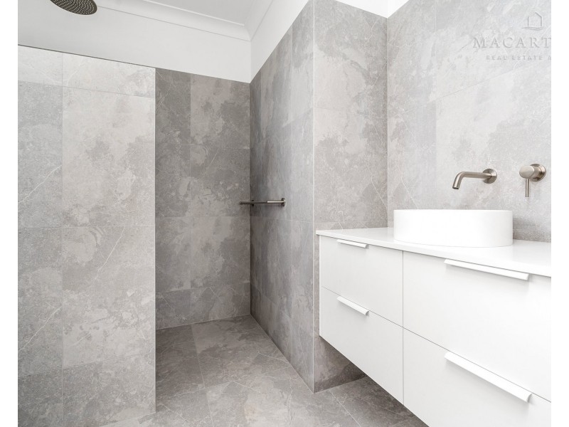 13 Lawrence Avenue, Gobbagombalin NSW 2650