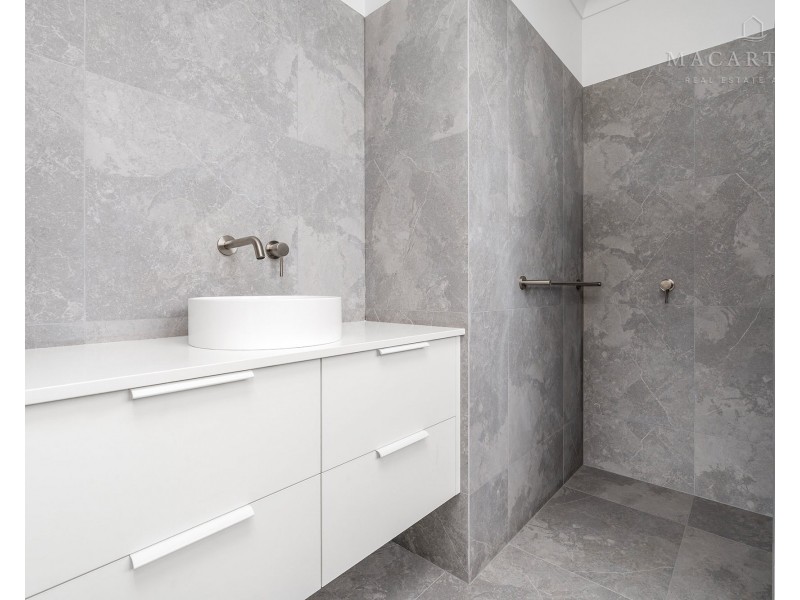 13 Lawrence Avenue, Gobbagombalin NSW 2650
