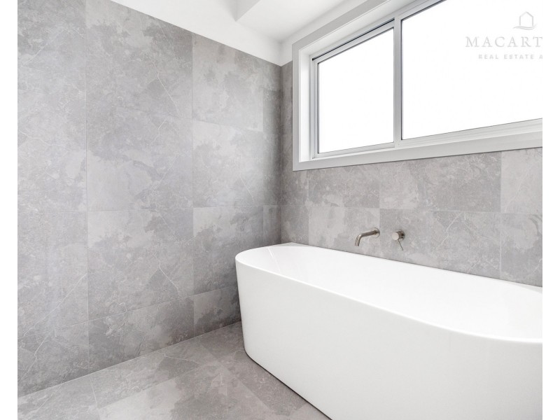 13 Lawrence Avenue, Gobbagombalin NSW 2650