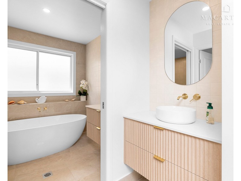 21 Bennelong Crescent, Lloyd NSW 2650