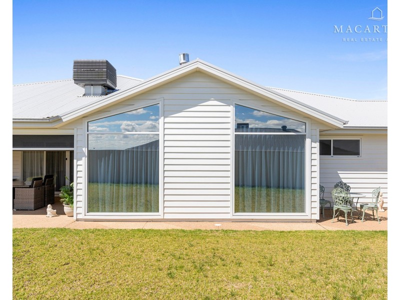 21 Bennelong Crescent, Lloyd NSW 2650