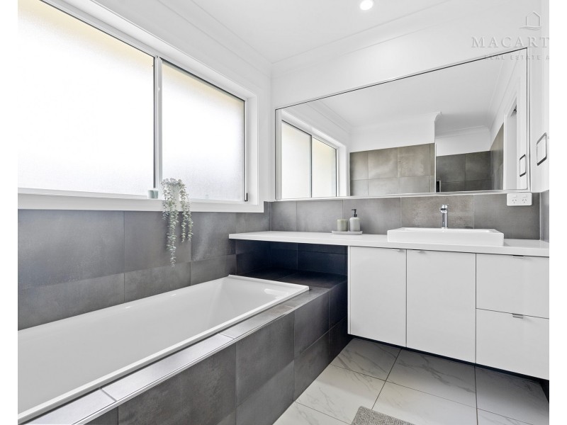 6 Jumbuck Drive, Gobbagombalin NSW 2650