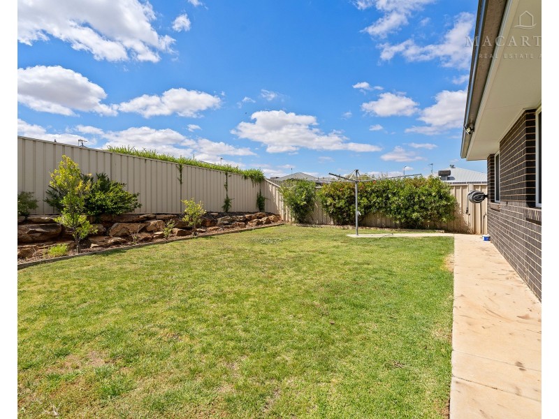 6 Jumbuck Drive, Gobbagombalin NSW 2650
