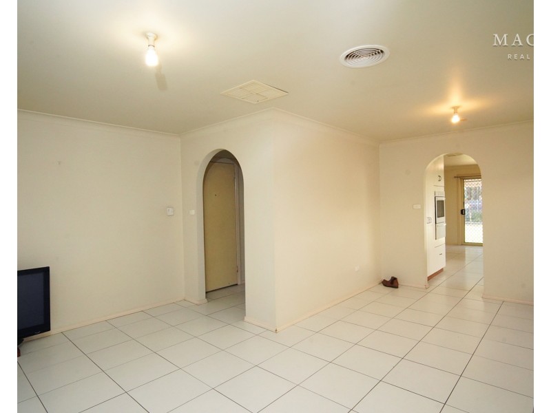 32 Karoom Drive, Glenfield Park NSW 2650