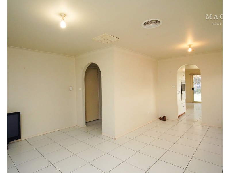 32 Karoom Drive, Glenfield Park NSW 2650