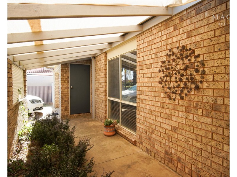 32 Karoom Drive, Glenfield Park NSW 2650