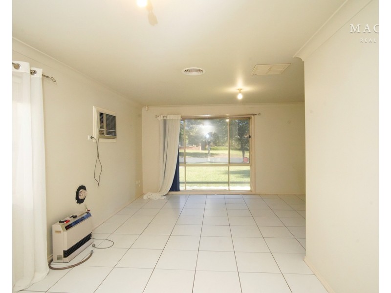 32 Karoom Drive, Glenfield Park NSW 2650