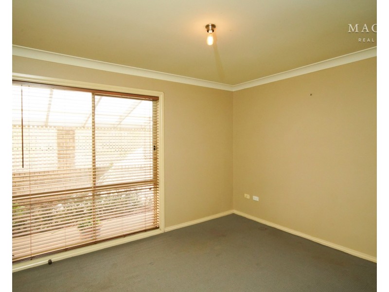 32 Karoom Drive, Glenfield Park NSW 2650