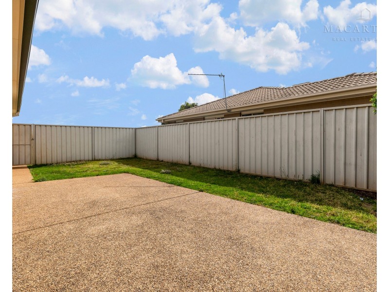 54 Avocet Drive, Estella NSW 2650