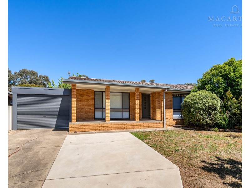 8 Pinaroo Drive, Glenfield Park NSW 2650