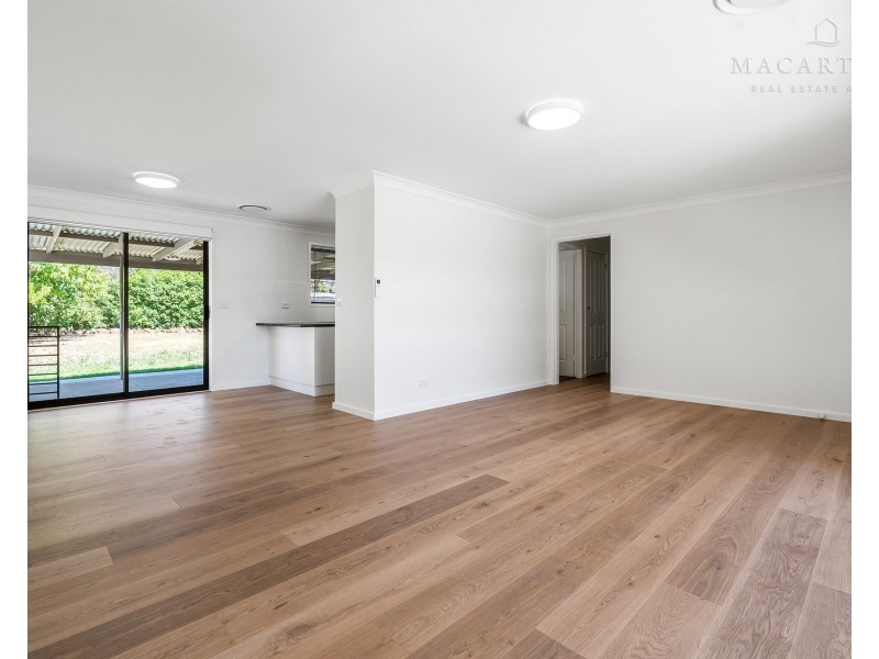 8 Pinaroo Drive, Glenfield Park NSW 2650