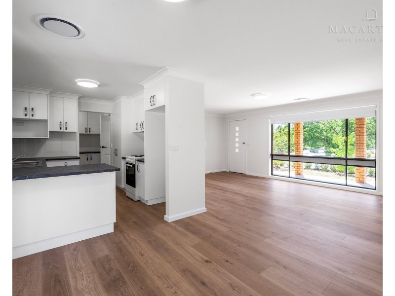 8 Pinaroo Drive, Glenfield Park NSW 2650