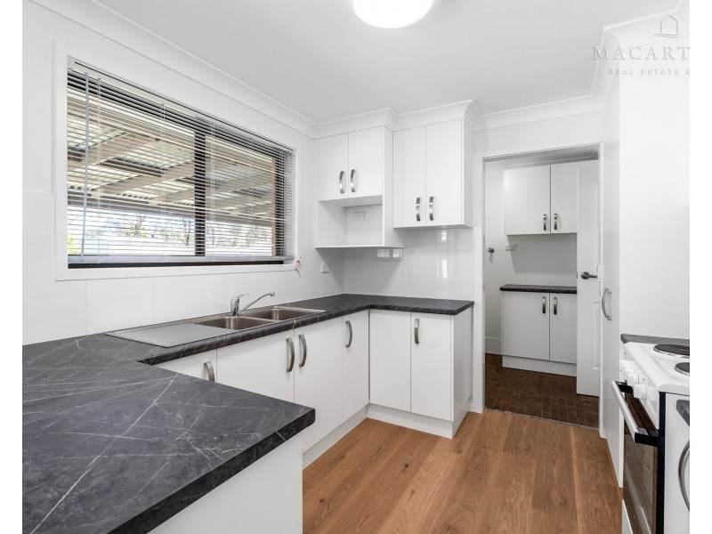 8 Pinaroo Drive, Glenfield Park NSW 2650