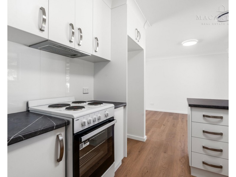 8 Pinaroo Drive, Glenfield Park NSW 2650