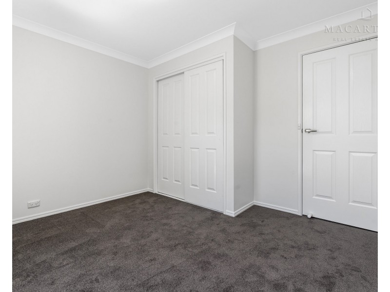 8 Pinaroo Drive, Glenfield Park NSW 2650