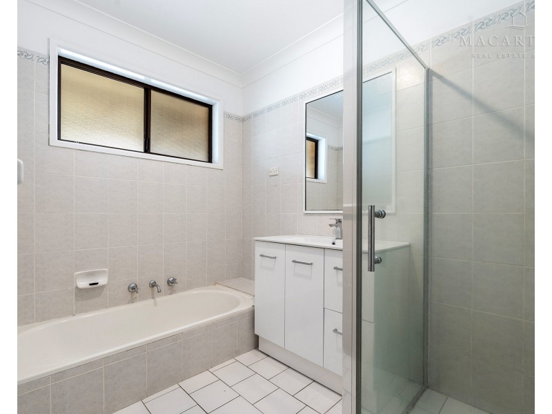 8 Pinaroo Drive, Glenfield Park NSW 2650