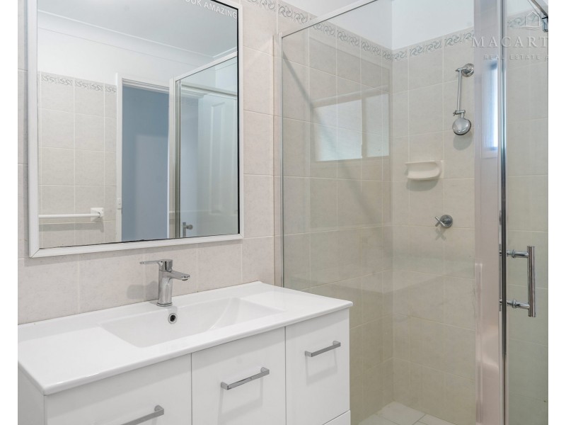 8 Pinaroo Drive, Glenfield Park NSW 2650