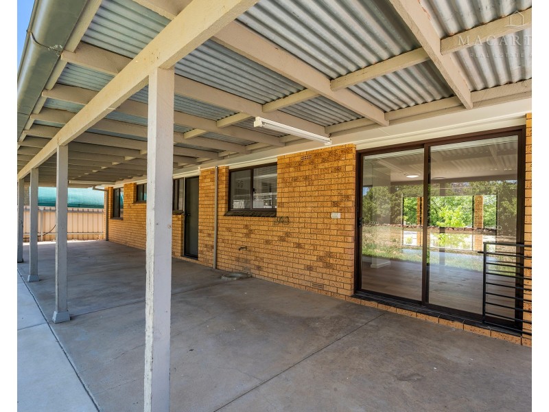 8 Pinaroo Drive, Glenfield Park NSW 2650