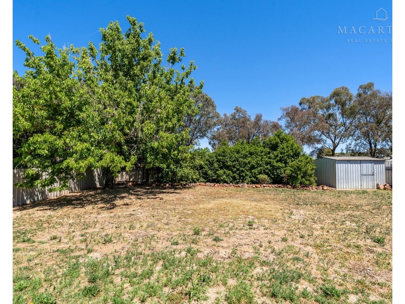 8 Pinaroo Drive, Glenfield Park NSW 2650