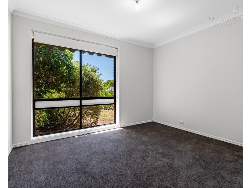 8 Pinaroo Drive, Glenfield Park NSW 2650