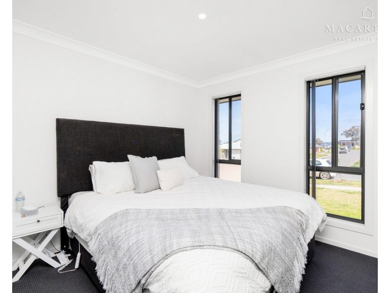 2/131 Bradman Drive, Boorooma NSW 2650