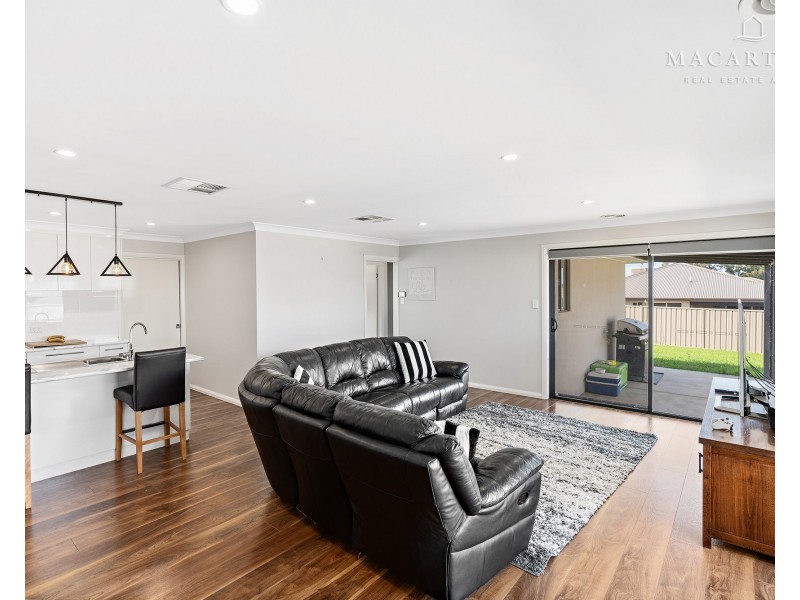4 Hollows Crescent, Lloyd NSW 2650