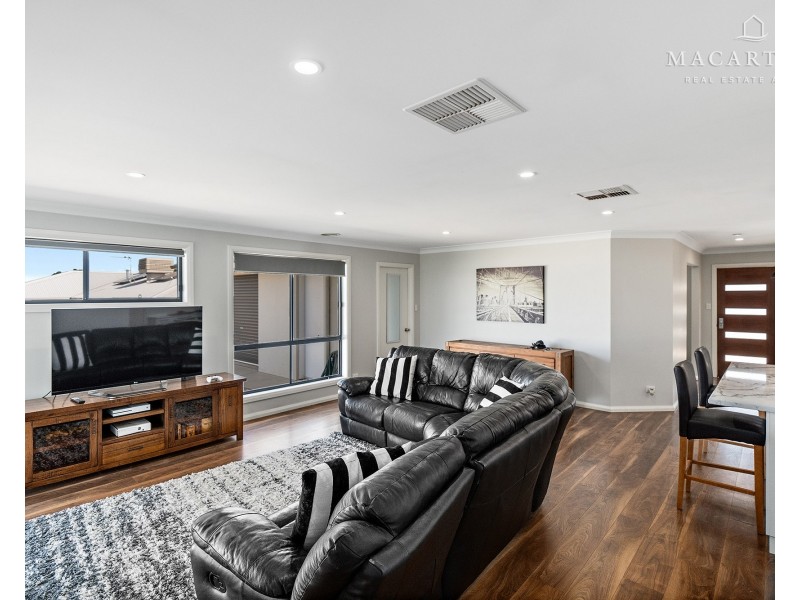 4 Hollows Crescent, Lloyd NSW 2650