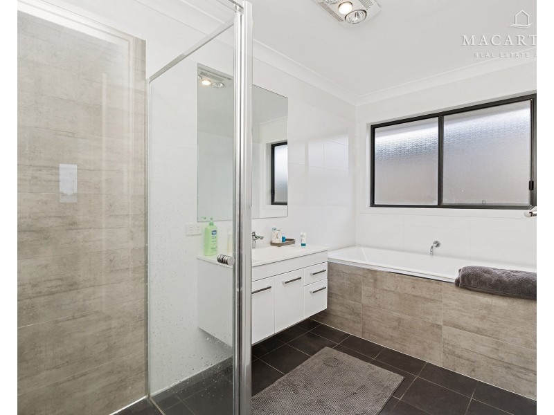 4 Hollows Crescent, Lloyd NSW 2650
