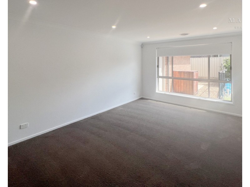 33 Paradise Drive, Gobbagombalin NSW 2650