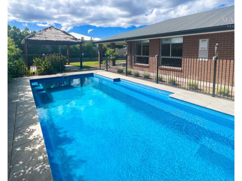 33 Paradise Drive, Gobbagombalin NSW 2650