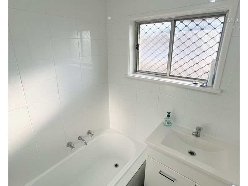33 Leavenworth Drive, Mount Austin NSW 2650