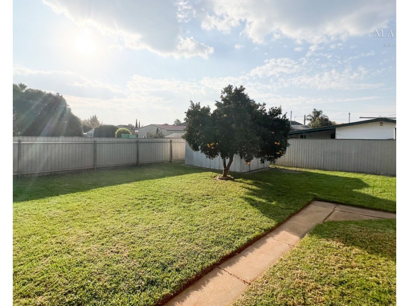 33 Leavenworth Drive, Mount Austin NSW 2650