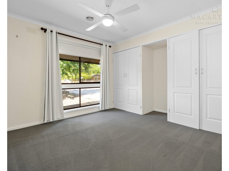 11 Nandina Avenue, Lake Albert NSW 2650