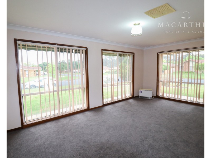 1 Tura Place, Glenfield Park NSW 2650
