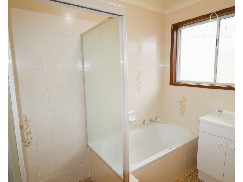 1 Tura Place, Glenfield Park NSW 2650