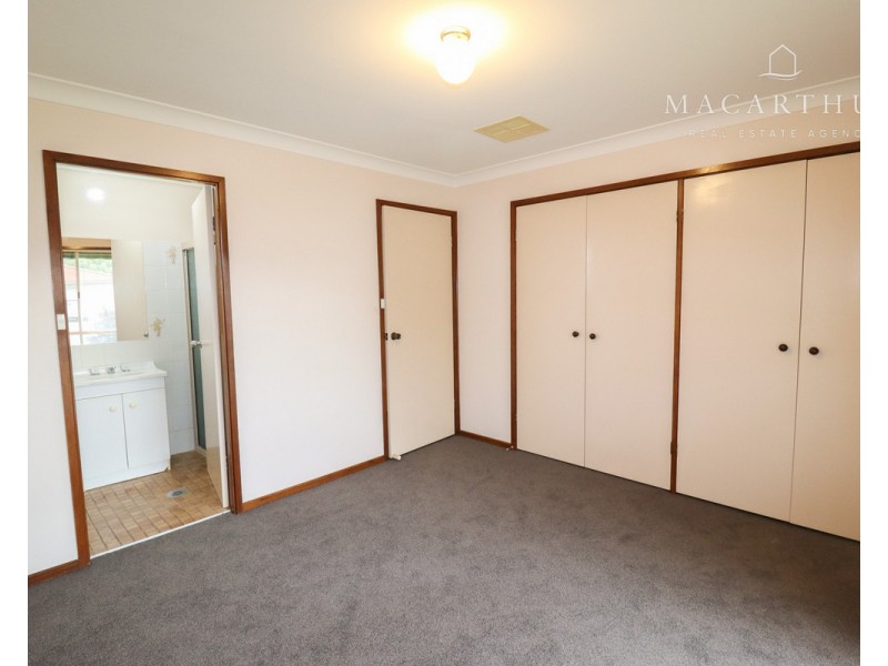 1 Tura Place, Glenfield Park NSW 2650