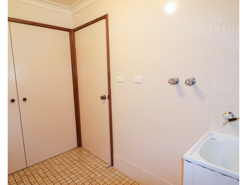 1 Tura Place, Glenfield Park NSW 2650