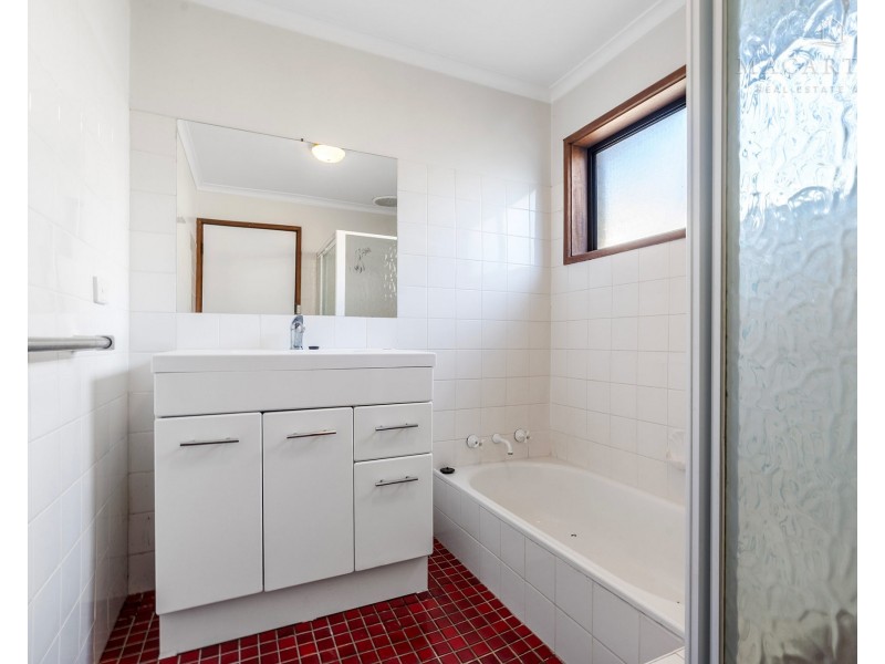 2 Melkin Avenue, Glenfield Park NSW 2650