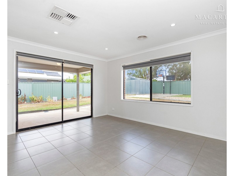 31 Tantoon Circuit, Forest Hill NSW 2651