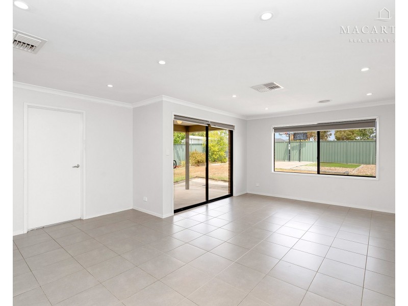 31 Tantoon Circuit, Forest Hill NSW 2651