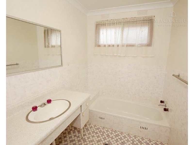 4 Fraser Street, Mount Austin NSW 2650