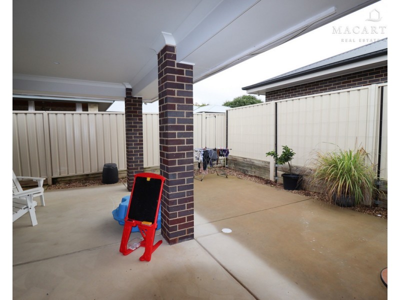 11 Paradise Drive, Gobbagombalin NSW 2650