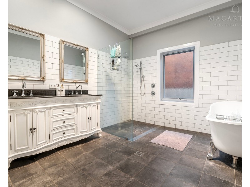 74 Bourke Street, Turvey Park NSW 2650