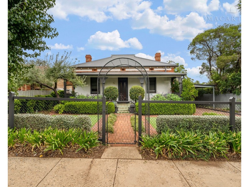 74 Bourke Street, Turvey Park NSW 2650