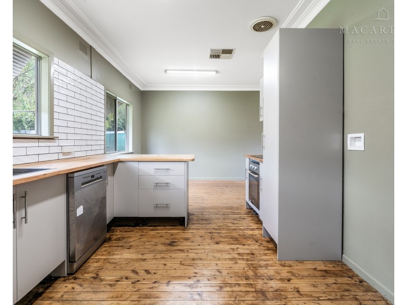 4 Kennedy Avenue, Kooringal NSW 2650