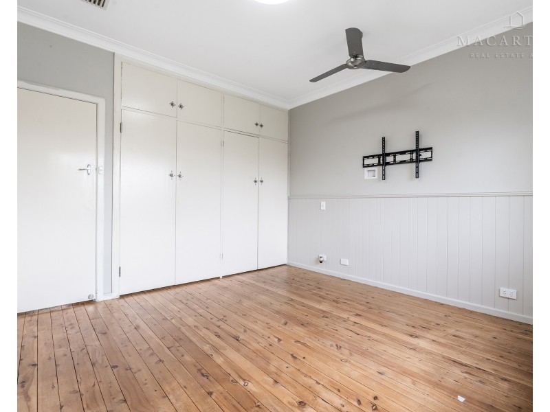 4 Kennedy Avenue, Kooringal NSW 2650