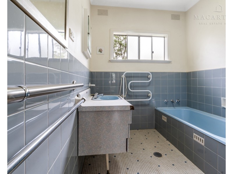 4 Kennedy Avenue, Kooringal NSW 2650