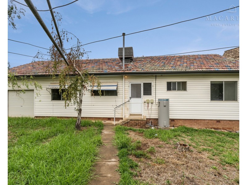 4 Kennedy Avenue, Kooringal NSW 2650