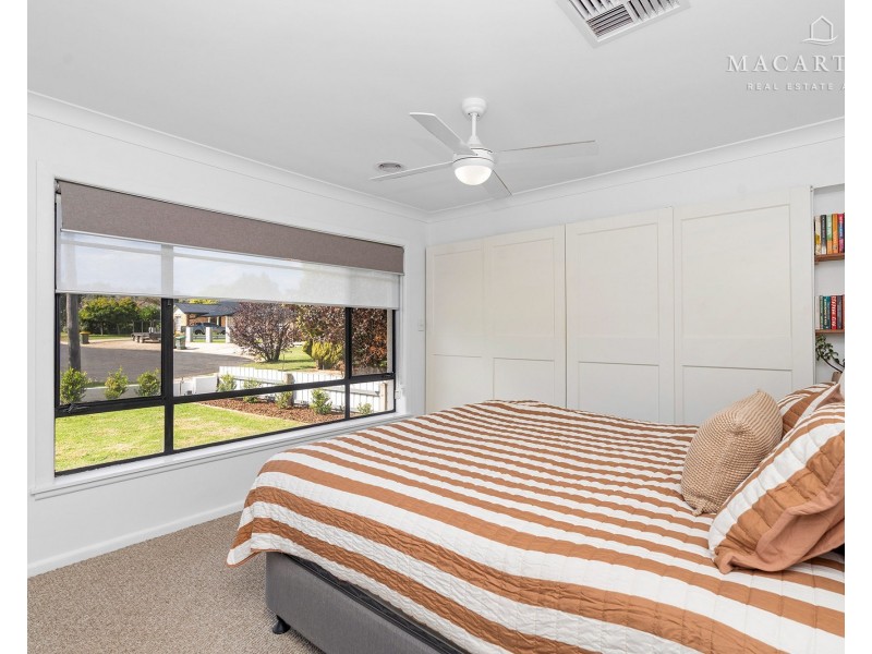 38 Manoora Avenue, Mount Austin NSW 2650